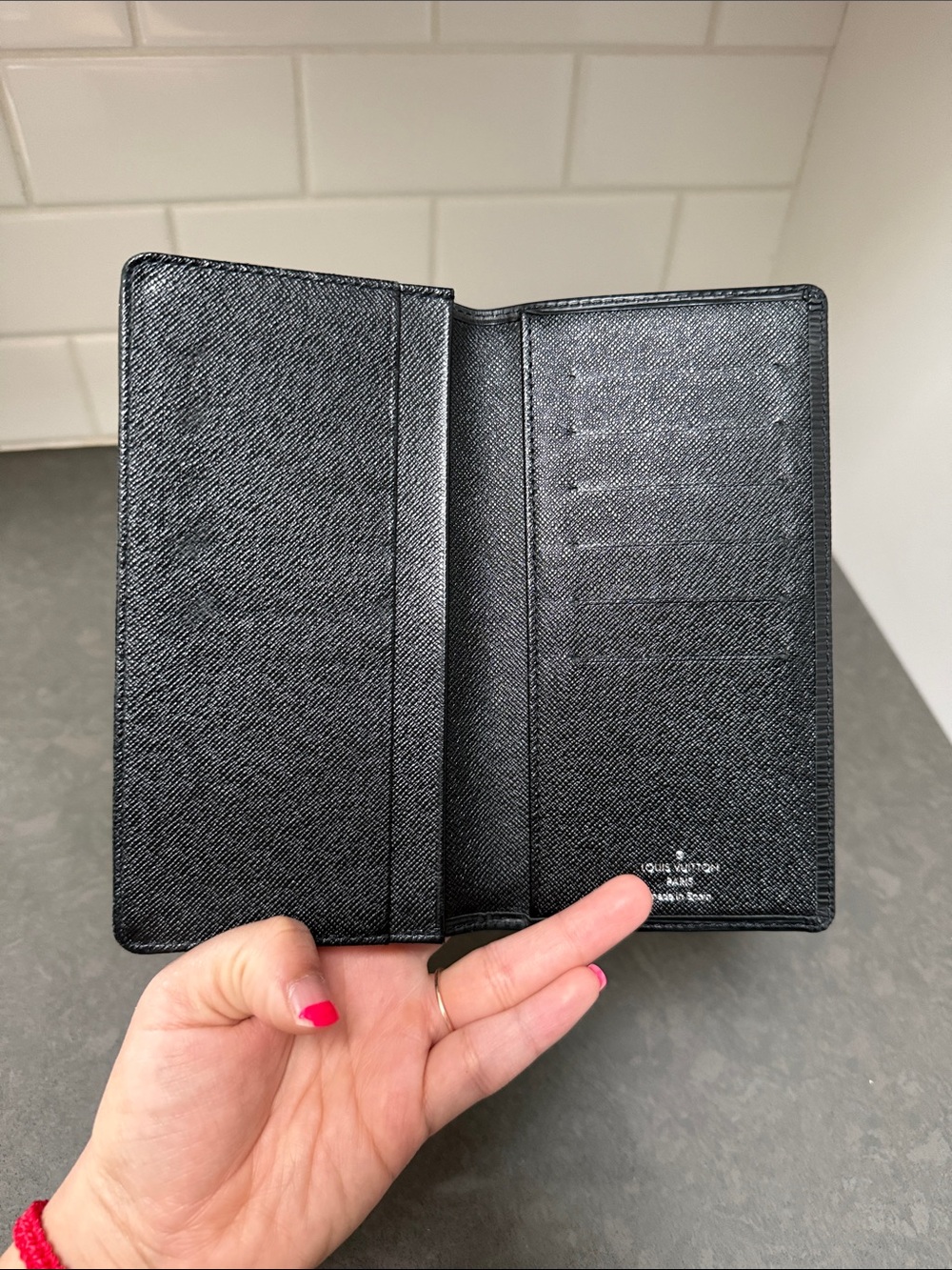 Louis Vuitton Vertical Wallet in black Epi 2006 - Picture 2 of 11
